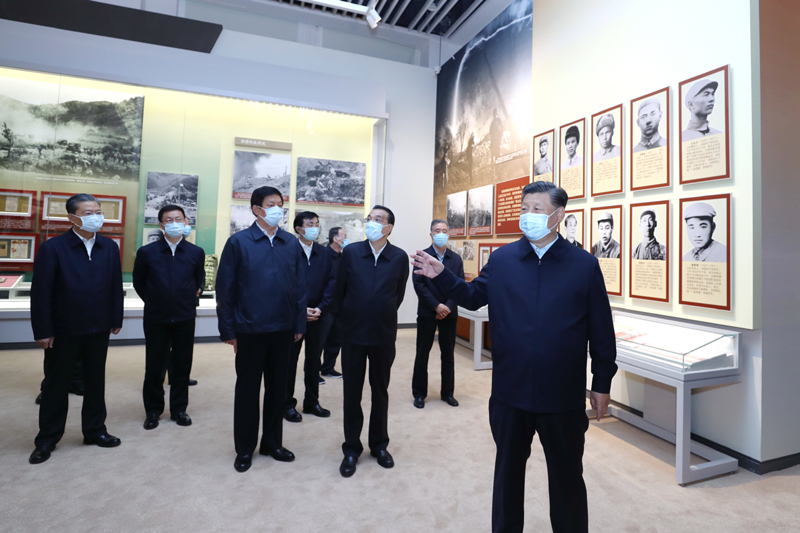 10月19日,党和国家领导人习近平、李克强、栗战书、汪洋、王沪宁、赵乐际、韩正、王岐山等在中国人民革命军事博物馆参观“铭记伟大胜利 捍卫和平正义——纪念中国人民志愿军抗美援朝出国作战70周年主题展览”。 新华社记者 鞠鹏 摄