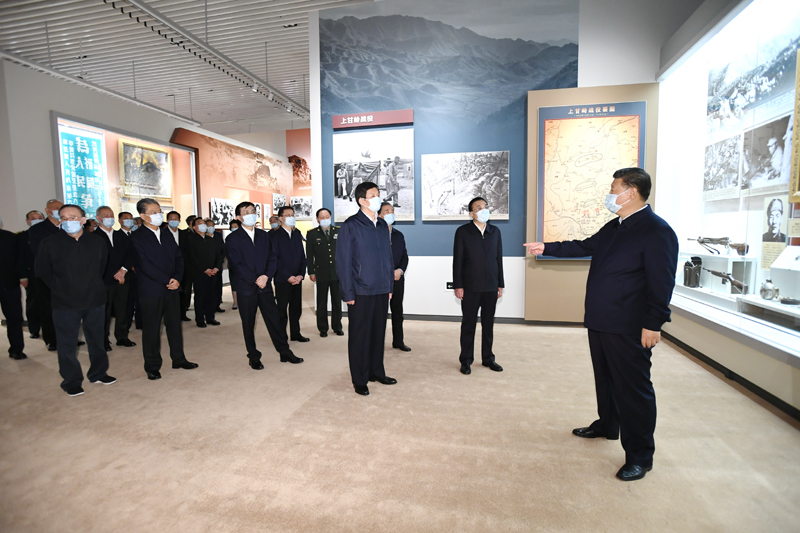 10月19日,党和国家领导人习近平、李克强、栗战书、汪洋、王沪宁、赵乐际、韩正、王岐山等在中国人民革命军事博物馆参观“铭记伟大胜利 捍卫和平正义——纪念中国人民志愿军抗美援朝出国作战70周年主题展览”。 新华社记者 谢环驰 摄