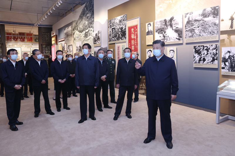 10月19日,党和国家领导人习近平、李克强、栗战书、汪洋、王沪宁、赵乐际、韩正、王岐山等在中国人民革命军事博物馆参观“铭记伟大胜利 捍卫和平正义——纪念中国人民志愿军抗美援朝出国作战70周年主题展览”。 新华社记者 鞠鹏 摄
